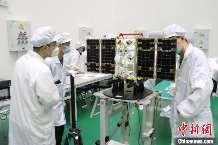 圖為大連1號—連理衛星試驗中?！〈筮B理工大學供圖