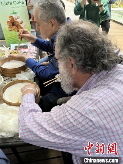外交官們體驗做立夏餅?！∪A東師范大學供圖