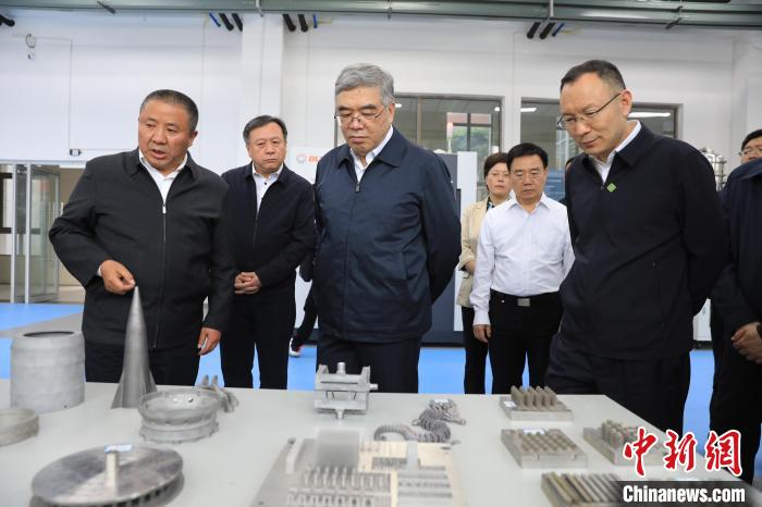 民進中央常務副主席朱永新率調研組赴四川開展重點考察調研。圖為在四川工程職業技術學院考察調研?！∶襁M中央供圖
