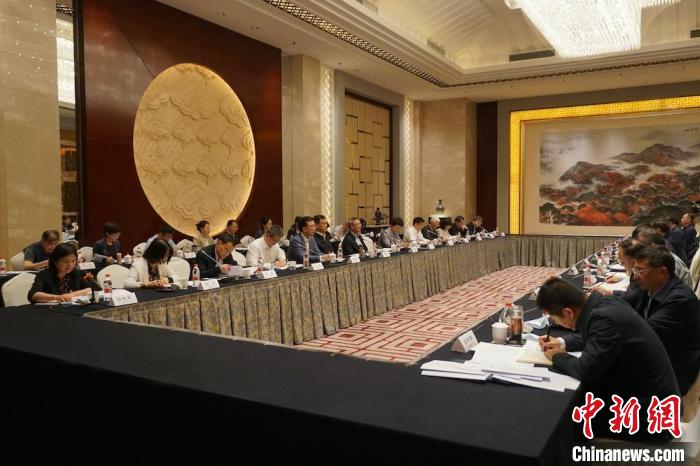 民進中央主席蔡達峰近日率調研組赴江蘇開展重點考察調研。圖為在調研座談會現場?！∶襁M中央供圖