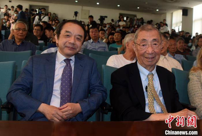 高能論壇開始前，丁肇中先生(右)與主持論壇的中科院高能所所長王貽芳院士合影?！?lt;a target='_blank' href='/'><p  align=