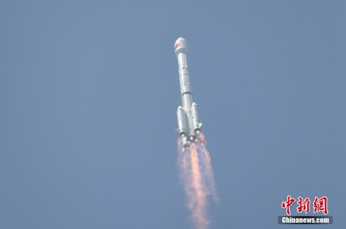 5月17日10時49分，我國在西昌衛星發射中心用長征三號乙運載火箭，成功發射第五十六顆北斗導航衛星。該衛星屬地球靜止軌道衛星，是我國北斗三號工程的首顆備份衛星。入軌并完成在軌測試后，將接入北斗衛星導航系統。此次發射是北斗三號工程高密度組網之后，時隔3年的首發任務。朱磊 攝