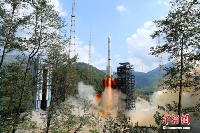 5月17日10時49分，我國在西昌衛星發射中心用長征三號乙運載火箭，成功發射第五十六顆北斗導航衛星。該衛星屬地球靜止軌道衛星，是我國北斗三號工程的首顆備份衛星。入軌并完成在軌測試后，將接入北斗衛星導航系統。此次發射是北斗三號工程高密度組網之后，時隔3年的首發任務。楊志遠 攝