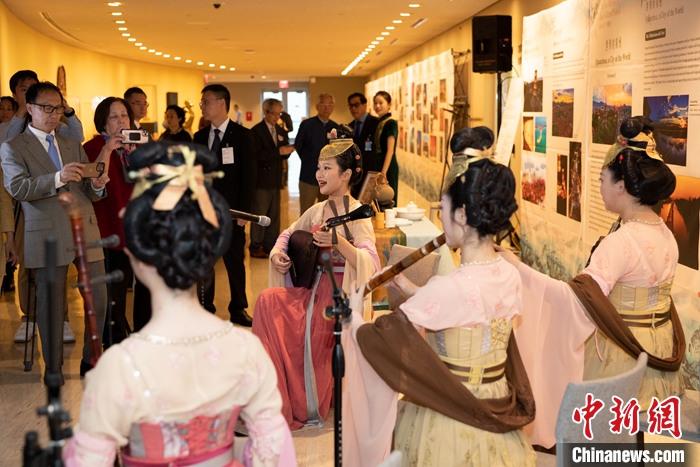 當地時間5月19日，中國常駐聯合國代表團、中國文化和旅游部、泉州市人民政府在紐約聯合國總部聯合舉辦“茶和天下·雅集”主題展覽和招待會。圖為展覽現場泉州南音表演。 <a target='_blank' href='/' _fcksavedurl='/'><p  align=