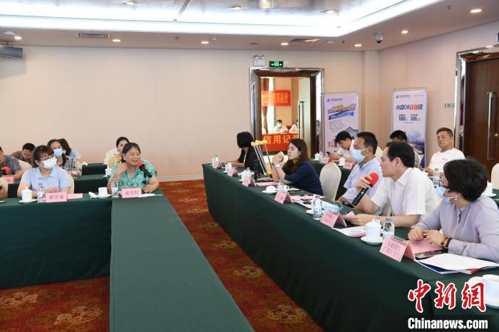 圖為中國銀行廣西分行代表在回應桂林歸義生態農業有限公司總經理夏月紅的貸款需求?！∈Y雪林 攝