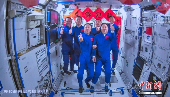 圖為神舟十五號航天員乘組與神舟十六號航天員乘組“全家?！?。中國載人航天工程辦公室 供圖
