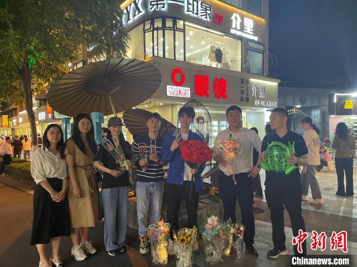 在東陽橫店，宣講團導師、成員與橫店演員(右三)合影?！?東陽市融媒體中心 供圖