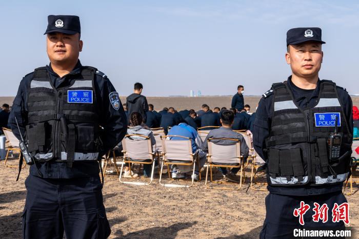 圖為承擔神舟十六號載人飛船安保任務的移民管理警察?！∨ｖ?攝
