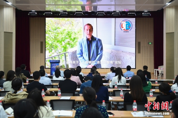 5月30日，<a target='_blank' href='/'>中新社</a>第二屆“東西問智庫”主題論壇在北京舉行，多位中外專家圍繞“AI革命與文明進化”展開討論。圖為美國加州理工學院電氣工程和計算機科學教授、人工智能專家亞瑟·阿布-穆斯塔法通過視頻在論壇上作主旨演講。<a target='_blank' href='/'>中新社</a>記者 田雨昊 攝