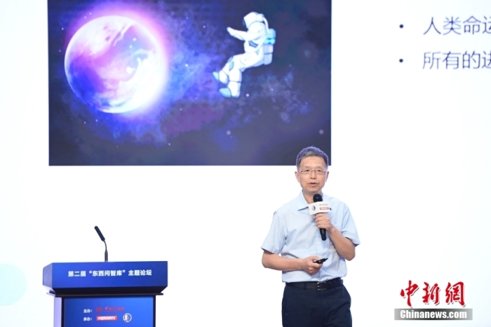 5月30日，<a target='_blank' href='/'>中新社</a>第二屆“東西問智庫”主題論壇在北京舉行，多位中外專家圍繞“AI革命與文明進化”展開討論。圖為北京大學新聞與傳播學院教授胡泳在論壇上作主旨演講。<a target='_blank' href='/'>中新社</a>記者 田雨昊 攝