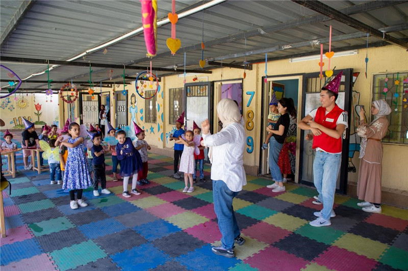 圖為中埃青年志愿者在埃及新開羅幼兒園開展“志愿服務伴成長，中埃攜手慶六一”活動。中建埃及分公司供圖