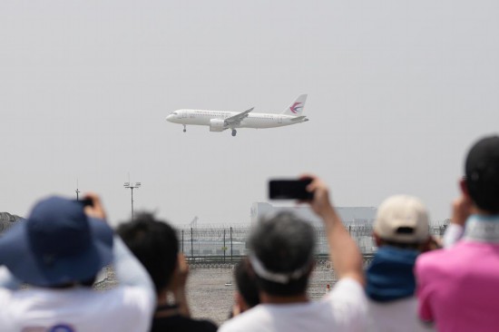 5月28日，C919首個商業航班東航MU9191飛抵北京首都國際機場。新華社記者鞠煥宗攝