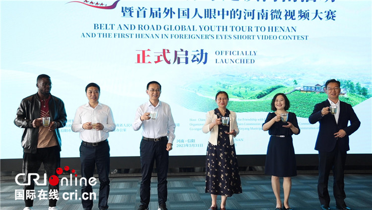 與會嘉賓共同舉杯啟動活動。賈親親 攝