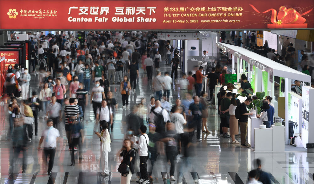 這是4月15日拍攝的廣交會現場。第133屆中國進出口商品交易會（廣交會）全面恢復線下展，吸引220多個國家和地區的數十萬采購商報名參會。新華社記者 鄧華 攝