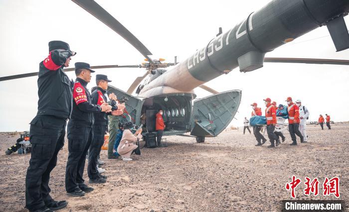 圖為阿拉善邊境管理支隊民警目送航天員登機離開?！缇?攝