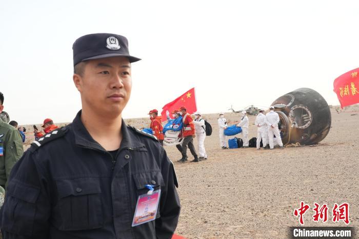 圖為阿拉善邊境管理支隊民警在著陸場開展安保工作?！埥?攝
