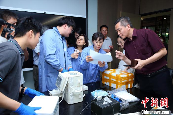 科研人員清點、查看隨神舟十五號返回地面的空間科學實驗樣品?！≈锌圃嚎臻g應用中心 供圖