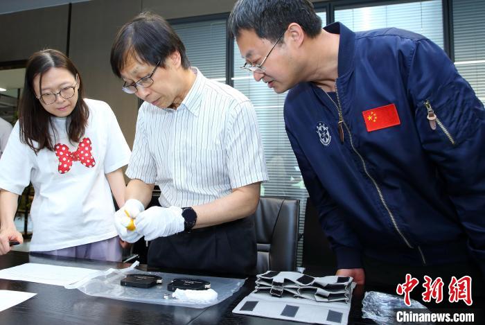 科研人員查看隨神舟十五號返回地面的空間科學實驗樣品?！≈锌圃嚎臻g應用中心 供圖