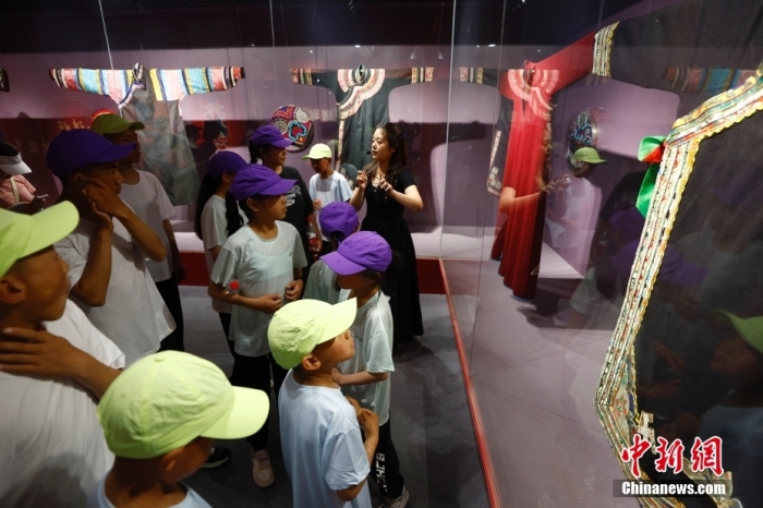 圖為藏族青少年們參觀民族博物館。<a target='_blank' href='/' _fcksavedurl='/'><p  align=
