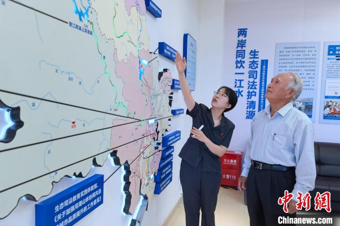 金門同胞參觀金門供水水源生態司法保護基地?！O虹 攝