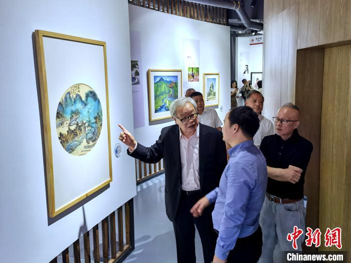 海峽兩岸藝術家畫展上，藝術家進行藝術交流?！「毒窜?攝