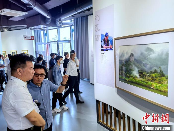 海峽兩岸藝術家畫展上，藝術家進行藝術交流?！「毒窜?攝
