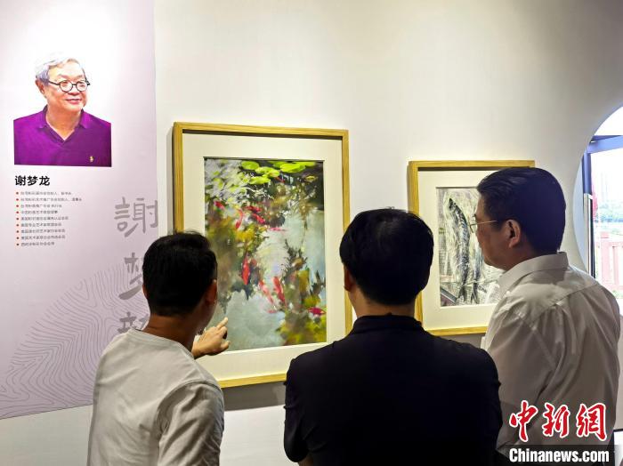 “求同存藝——海峽兩岸藝術家畫展”展出百余幅兩岸藝術家畫作?！「毒窜?攝