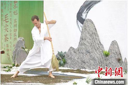 圖為《信陽毛尖·茶舞》沉浸式藝術表演?！⌒抨柺形麄鞑抗﹫D