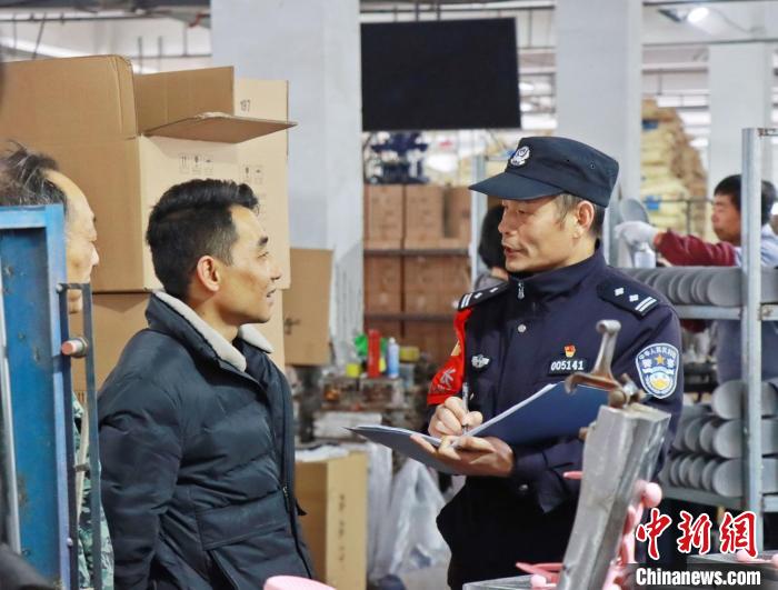 3月30日，大興派出所民警來到轄區中小企業，開展“為民為企為項目”走訪活動?！『戏示焦﹫D