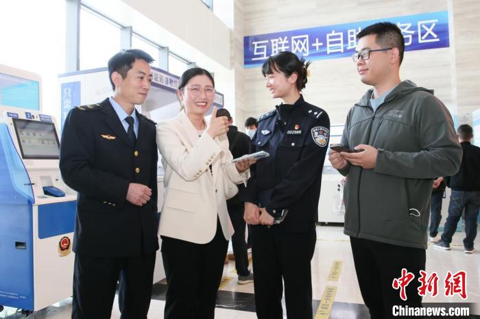 4月10日，安徽合肥，一家運輸企業負責人在工作人員的指導下，使用小程序辦理車管業務?！『戏示焦﹫D