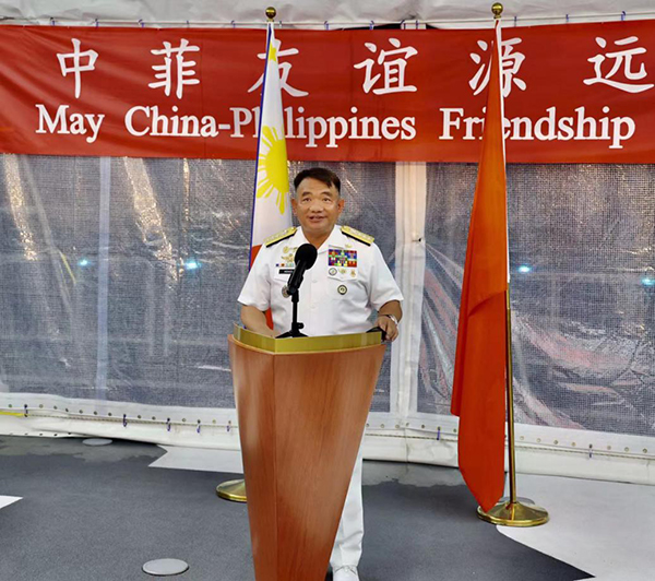 菲海軍司令阿達奇代表菲馬科斯總統歡迎“戚繼光”艦到訪。中國駐菲律賓大使館供圖