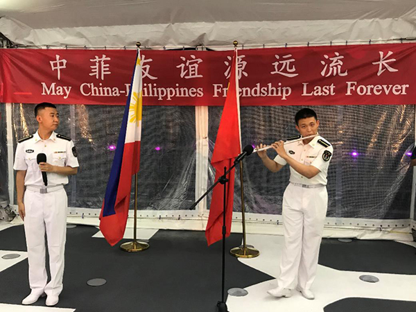 艦上官兵表演歌舞、民樂、武術等節目。中國駐菲律賓大使館供圖