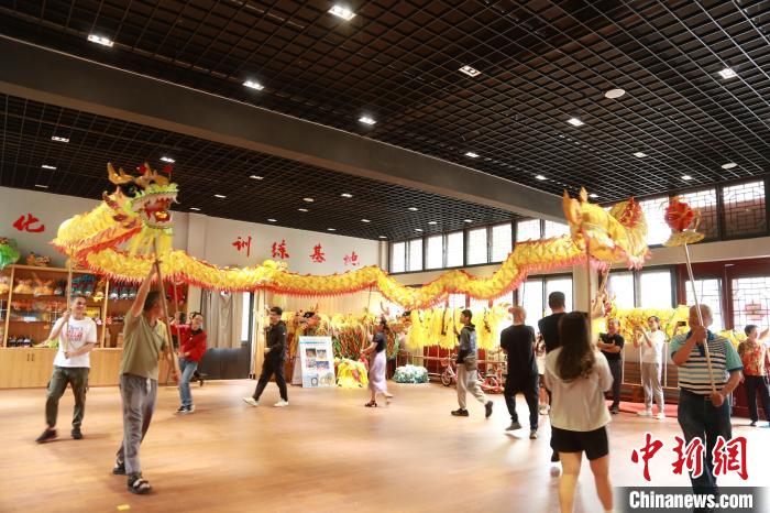 臺胞臺屬體驗舞龍?！≈芪的裙﹫D