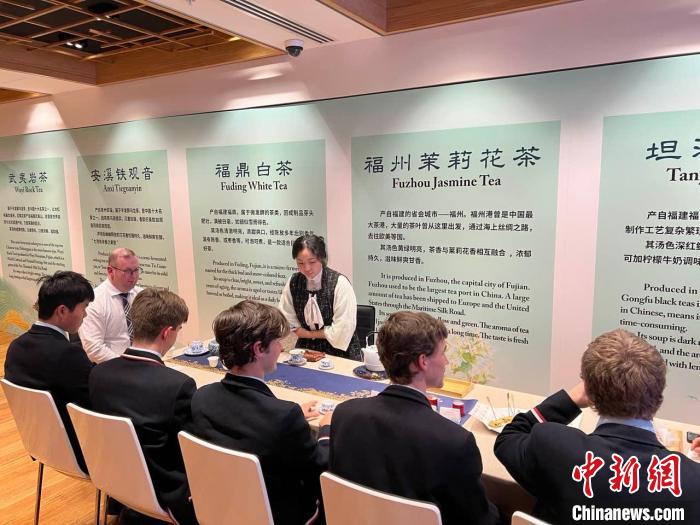澳大利亞悉尼中學生參加“茶和天下”雅集文化體驗活動?！☆檿r宏 攝