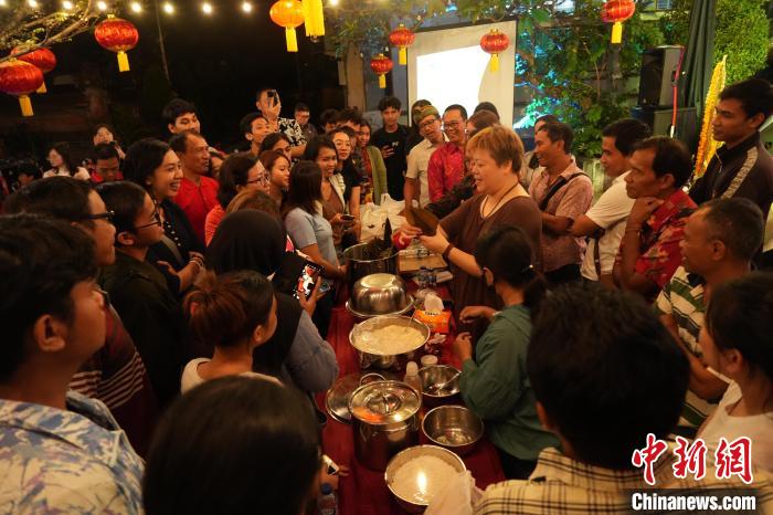 現場包粽子教學。陶暹光攝