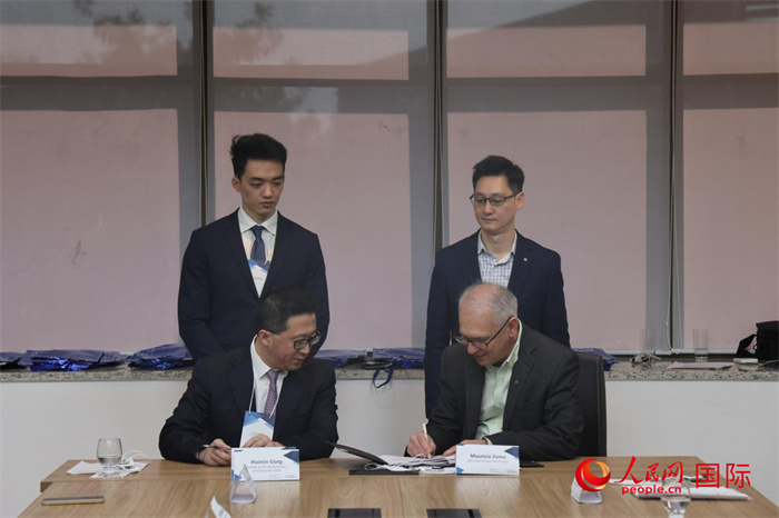 座談交流會上，中歐校友醫療健康產業協會與奧斯瓦爾多·克魯茲基金會簽署了合作備忘錄。人民網記者 時元皓攝