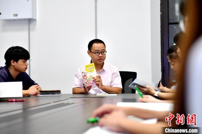 7月4日，臺灣教師陳昭志在大學生個性化培養課程上講述課程教材的重要性?！蚊?攝