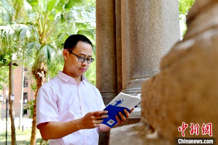 圖為福建師范大學教育學院臺灣教師陳昭志正在看書?！蚊?攝