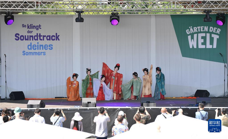 7月8日，在德國柏林世界公園，漢服愛好者進行漢服展示。新華社記者 任鵬飛 攝