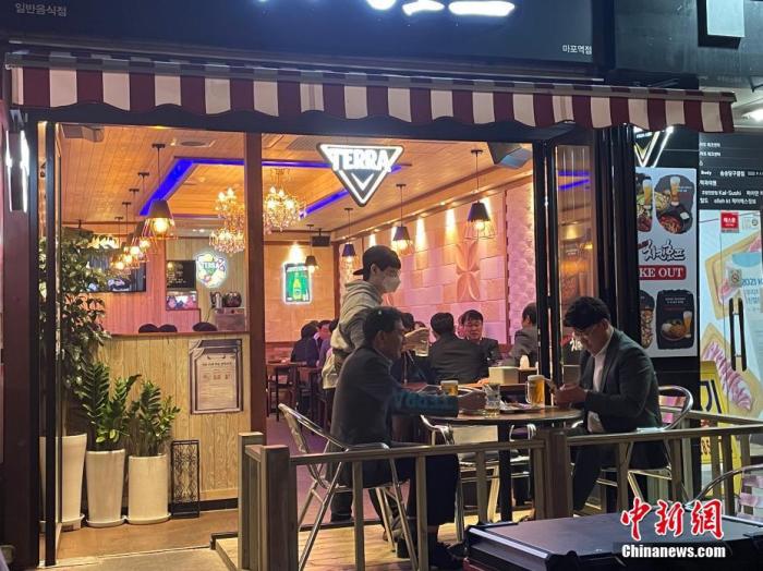 資料圖：韓國首爾市民在餐館用餐。 <a target='_blank' href='/' _fcksavedurl='/'><p  align=