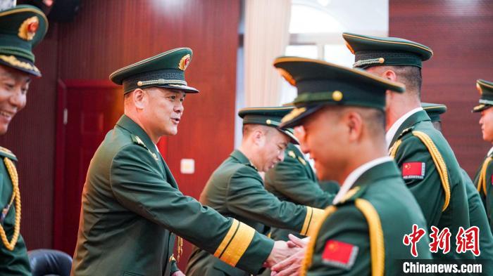 首長為晉銜官兵頒發任命狀?！堨狭?攝