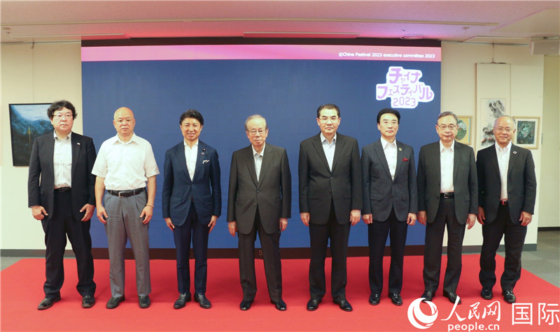 主辦方代表合影。人民網 許可攝