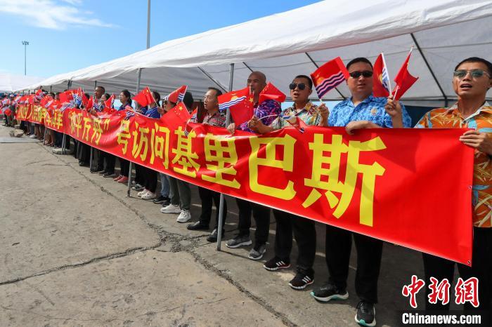 華僑華人、中資機構等拉起橫幅，歡迎“和平方舟”號醫院船來訪?！⌒煳?攝
