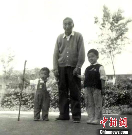陳望道與幼年的陳曉帆(左)、陳曉帆的哥哥一起合影?！￡悤苑﹫D
