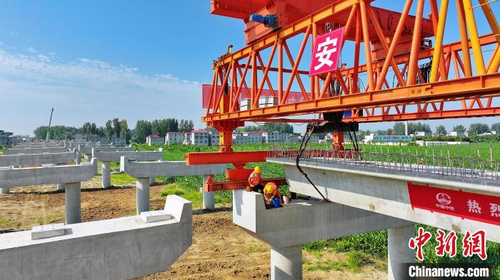 長25米重80噸的箱梁平穩、精準地落在S314分離式立交橋25號和26號墩上?！⒂癫?攝