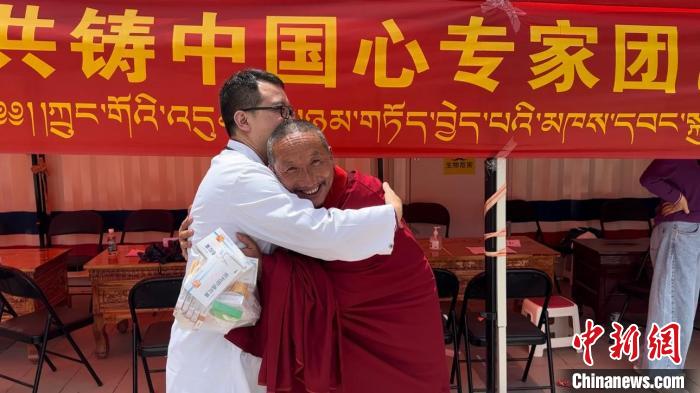 西藏自治區昌都市左貢縣田妥鎮義診點，一位僧人對北京京煤集團總醫院呼吸科主任醫師陳亮表示感謝?！〔苄穹?攝