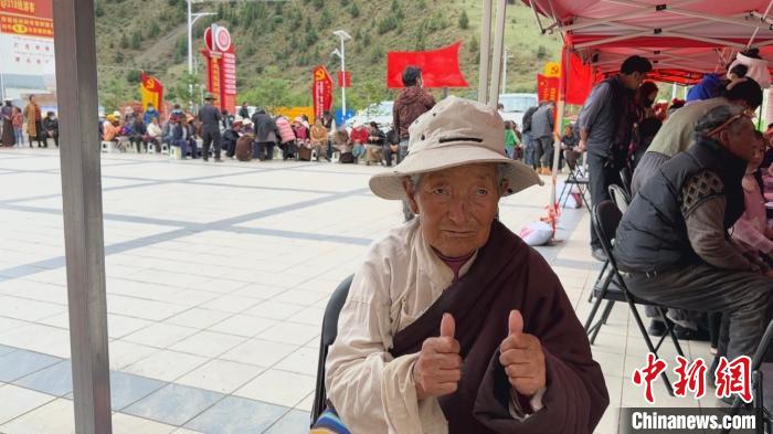 西藏自治區昌都市左貢縣田妥鎮義診點，藏族奶奶對義診志愿者表示肯定?！〔苄穹?攝