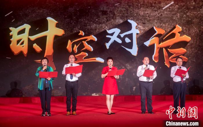 陶侃與陳望道之孫陳曉帆、顏福慶之孫顏志淵、榮毅仁侄女榮智豐深情朗誦《與統戰先輩的時空對話》?！堦?攝