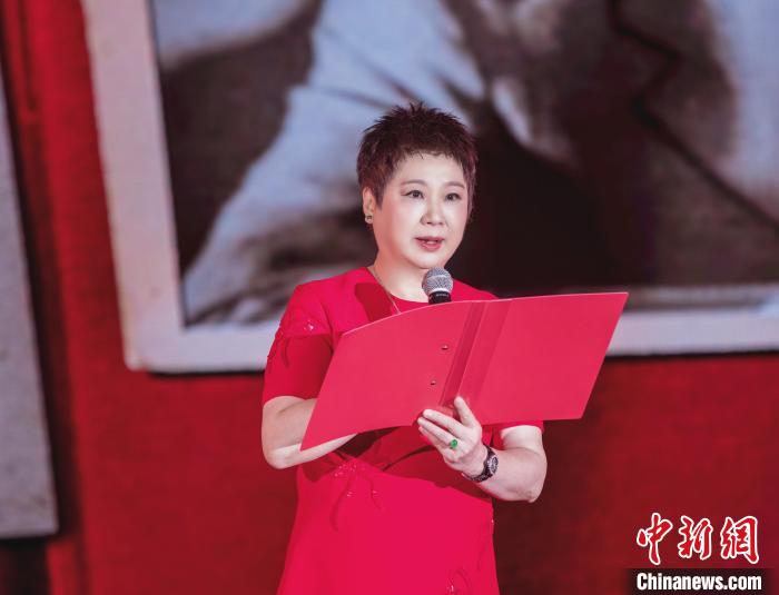 7月16日，榮智豐在2023年上海統戰文化周開幕活動中朗誦《與統戰先輩的時空對話》?！堦?攝