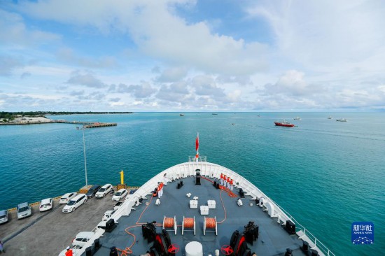 7月22日，中國海軍“和平方舟”號醫院船駛離基里巴斯首都塔拉瓦。當地時間22日上午10時，執行“和諧使命-2023”任務的中國海軍“和平方舟”號醫院船圓滿結束對基里巴斯的首次訪問，駛離基里巴斯首都塔拉瓦，前往本次任務的第二站湯加努庫阿洛法港。新華社發（黎宇 攝）